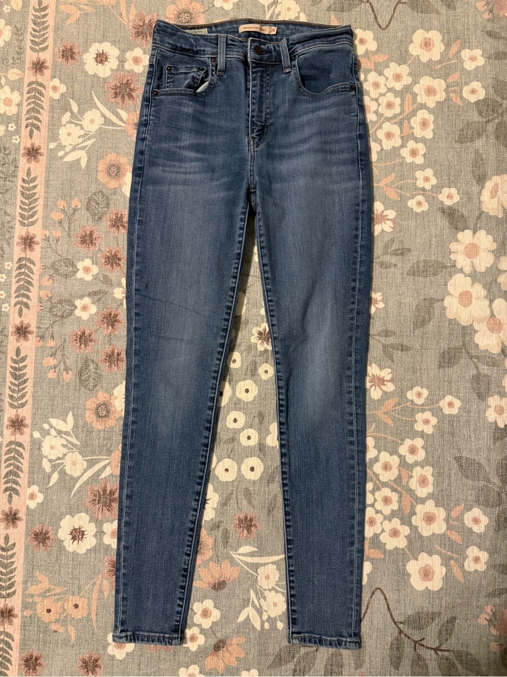 Levi's Women's Skinny Jeans in Medium Wash Blue